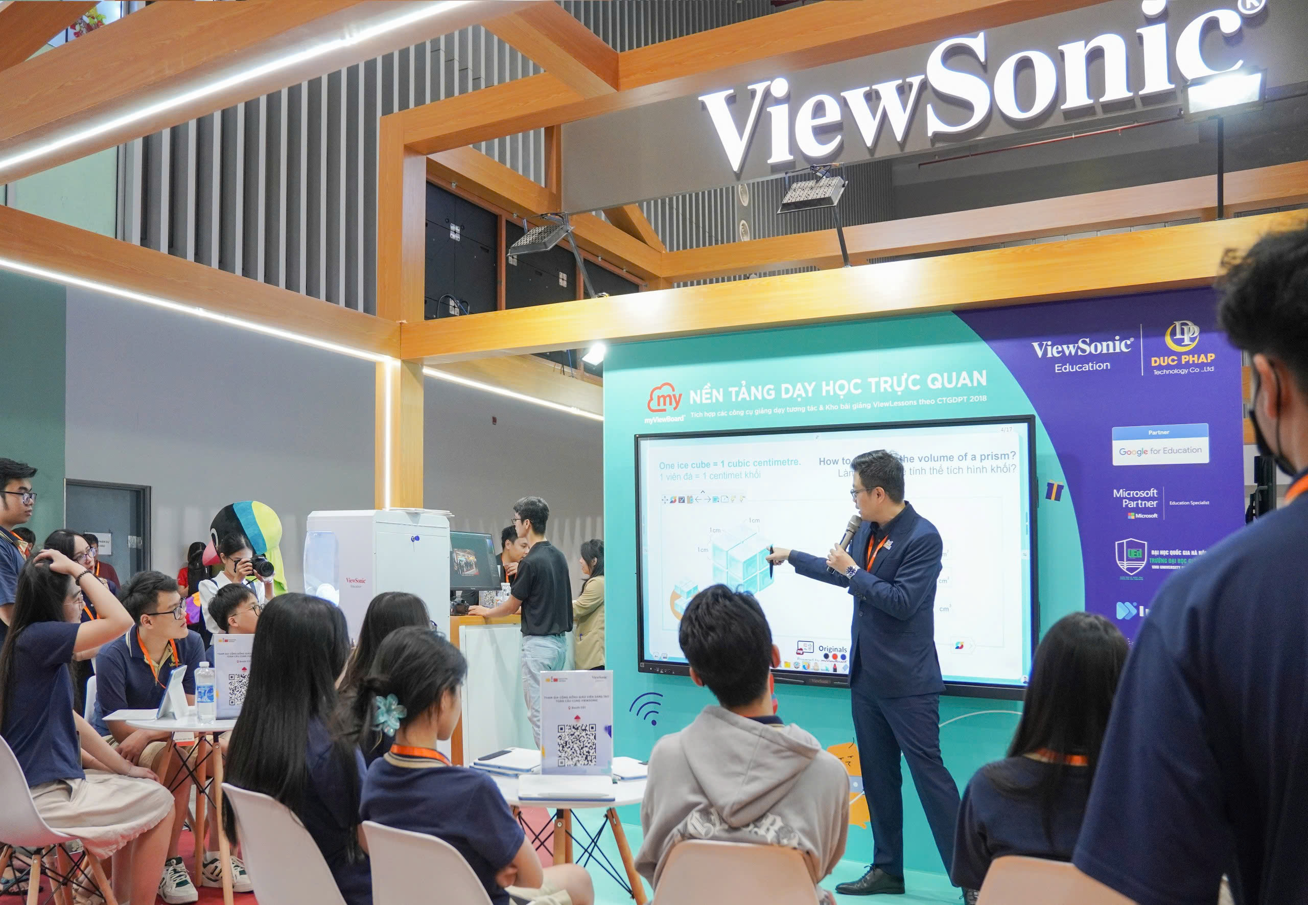 (Các em học sinh tham gia, trải nghiệm các sản phẩm giáo dục của ViewSonic)